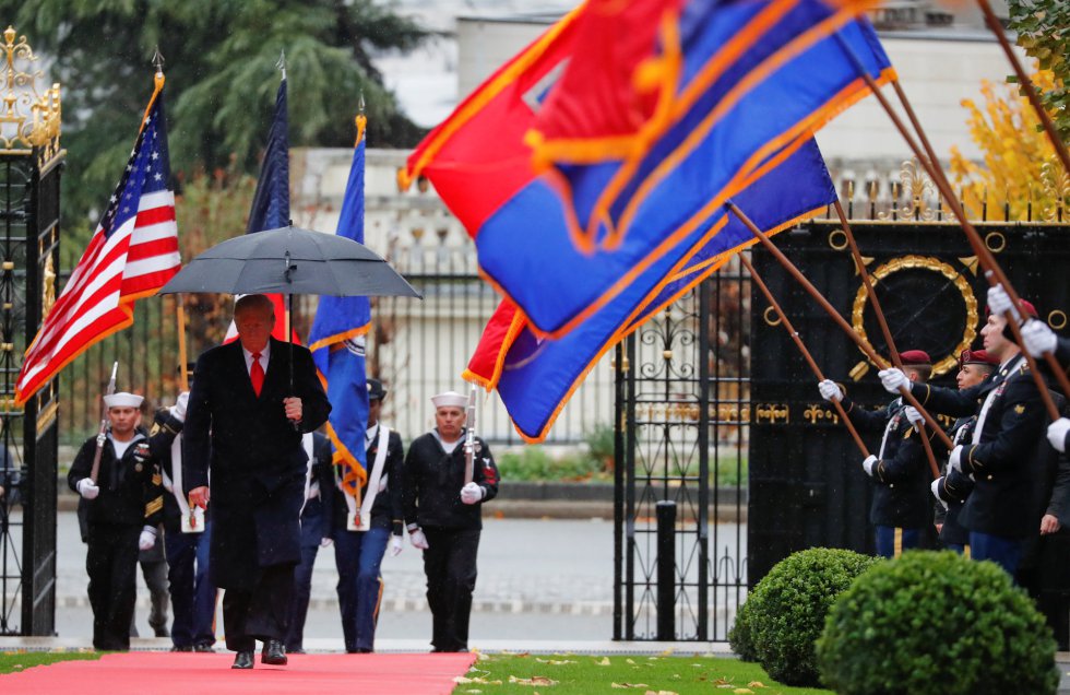 El presidente Donald Trump llegando al cementerio El presidente Donald Trump llegando al cementerio