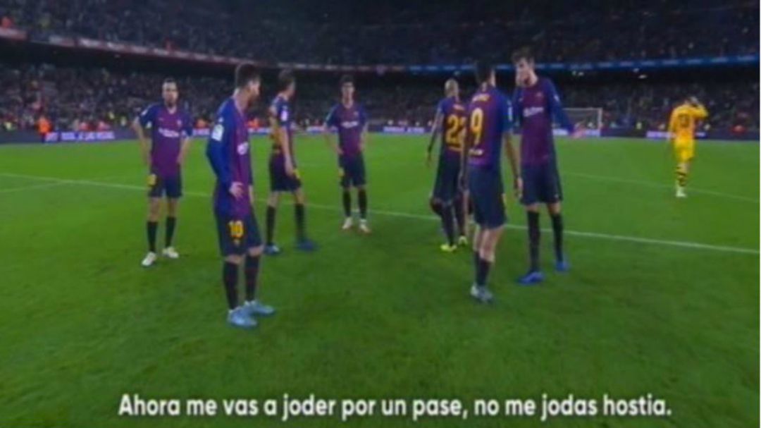 Momento en el que Suárez y Piqué discuten. Momento en el que Suárez y Piqué discuten.