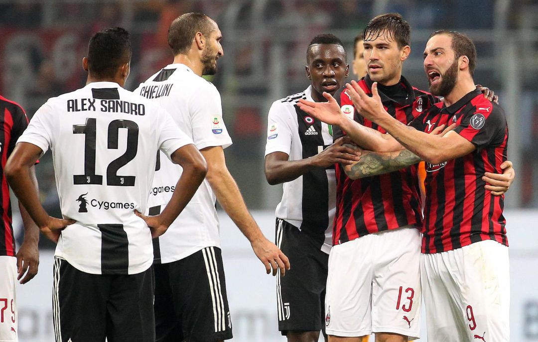 Higuaín, durante su encontronazo con el árbitro. Higuaín, durante su encontronazo con el árbitro.