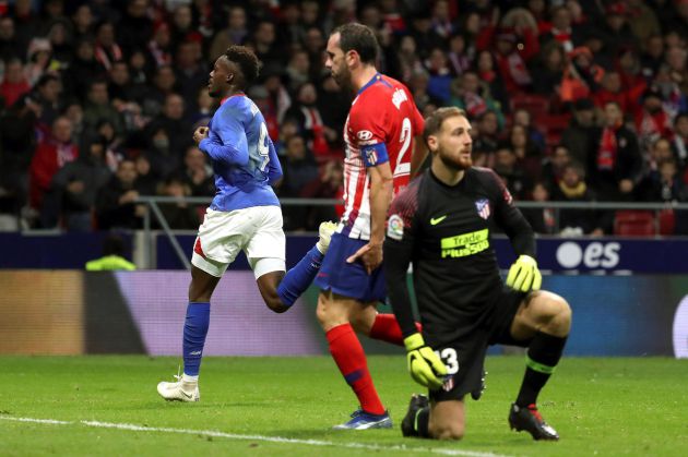 El delantero del Athletic, Iñaki Williams (i), tras conseguir el segundo gol del equipo bilbaino ante los jugadores del Atlético de Madrid, el defensa uruguayo Diego Godín (c) y el guardameta esloveno, Jan Oblak, durante el encuentro correspondiente a la jornada 12 de primera división que disputan en el estadio Wanda Metropolitano, en Madrid. El delantero del Athletic, Iñaki Williams (i), tras conseguir el segundo gol del equipo bilbaino ante los jugadores del Atlético de Madrid, el defensa uruguayo Diego Godín (c) y el guardameta esloveno, Jan Oblak, durante el encuentro correspondiente a la jornada 12 de primera división que disputan en el estadio Wanda Metropolitano, en Madrid.