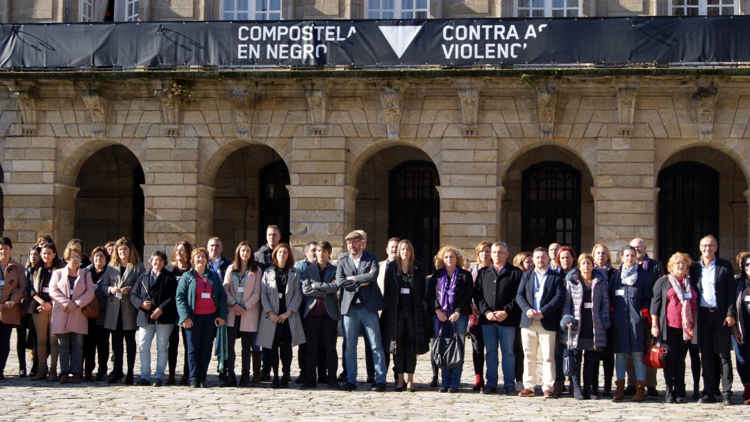 102 concellos y 3 diputaciones se unen en negro contra as violencias
