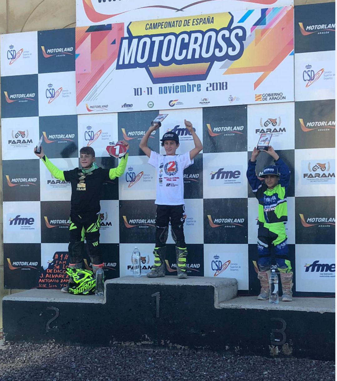 Elías Escandell en lo más alto del podio ayer en Motorland Elías Escandell en lo más alto del podio ayer en Motorland