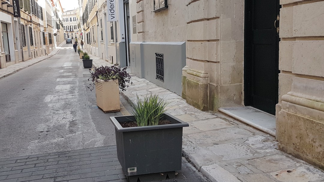 Maó instala jardineras para proteger las aceras de Anuncivay
