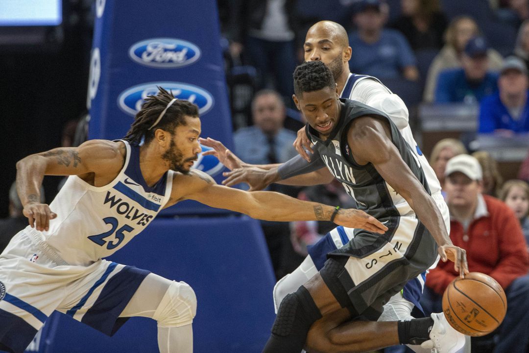 Caris LeVert y Derrick Rose. Caris LeVert y Derrick Rose.