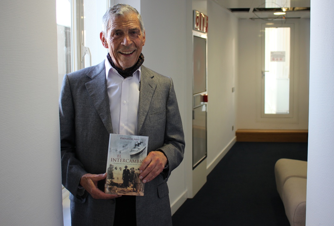 Fernando Aleu con su novela 'El intercambio' Fernando Aleu con su novela 'El intercambio'