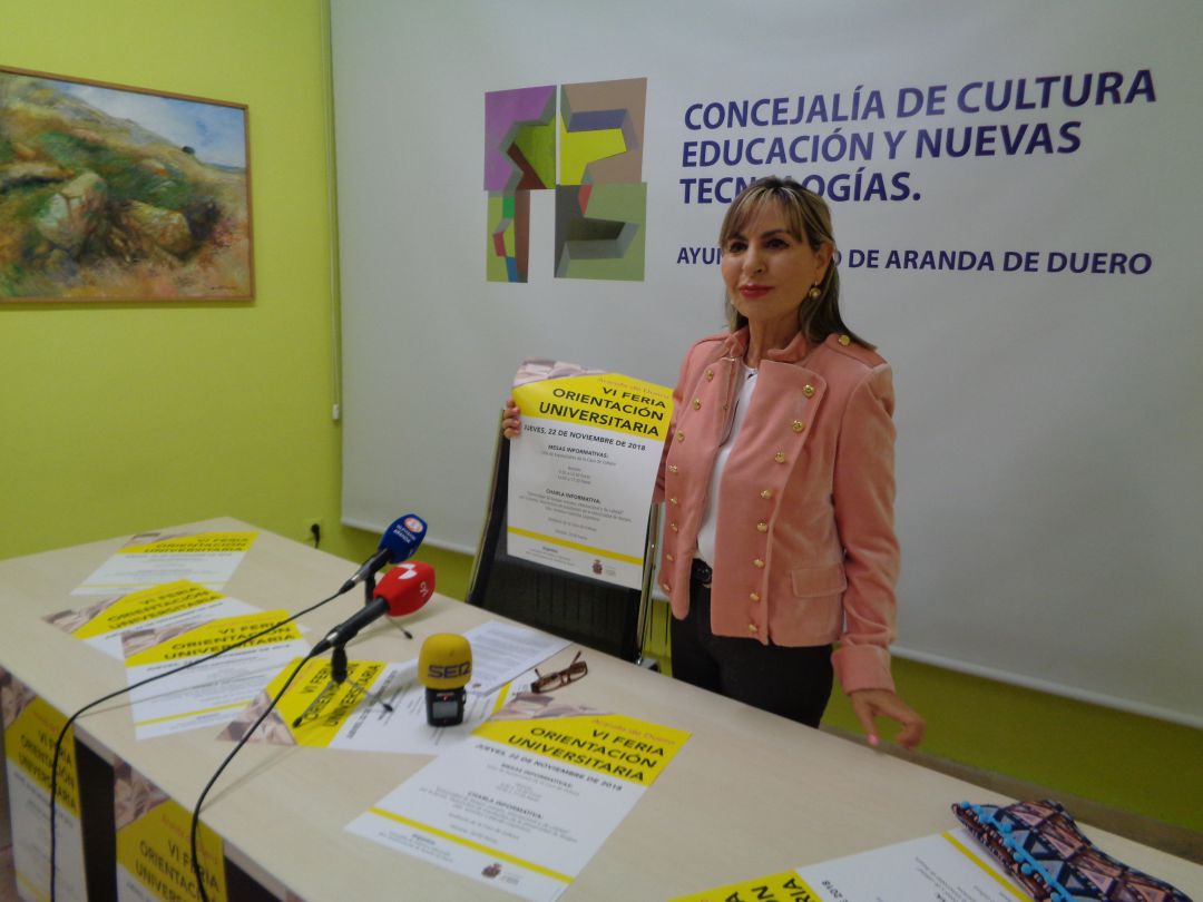 Azucena Esteban, la concejal de Cultura, presentó la VI Feria de Orientación Universitaria Azucena Esteban, la concejal de Cultura, presentó la VI Feria de Orientación Universitaria