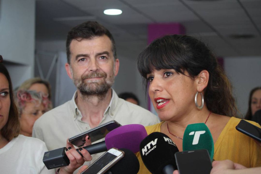 La candidata de Adelante Andalucía, Teresa Rodríguez, acompañada del cabeza de cartel de la coalición por Sevilla, Antonio Maíllo La candidata de Adelante Andalucía, Teresa Rodríguez, acompañada del cabeza de cartel de la coalición por Sevilla, Antonio Maíllo