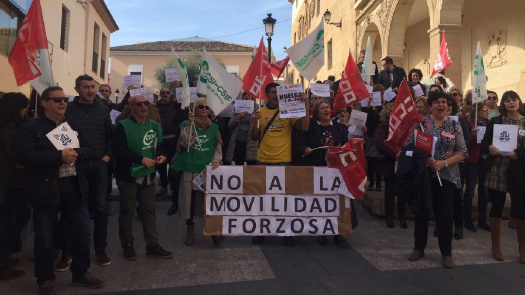 Los trabajadores de los juzgados de Lorca protestan por la reforma judicial