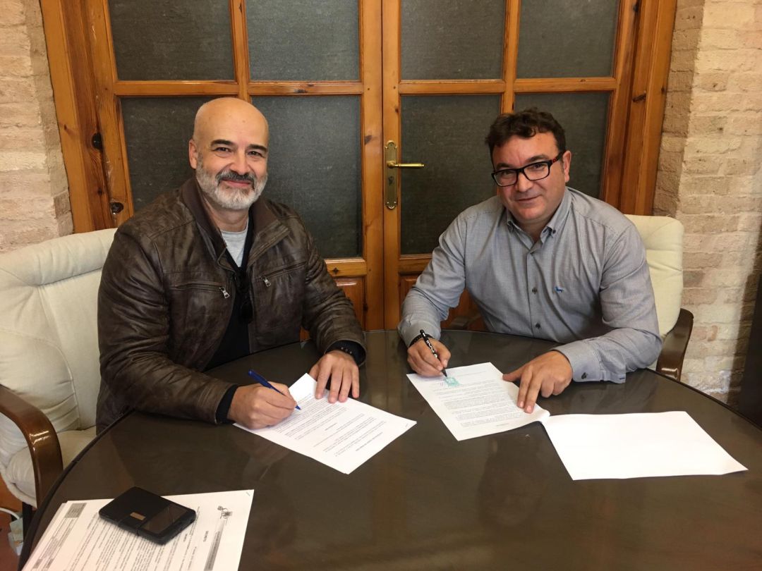 El alcalde de Castillo de Locubín, Cristóbal Rodríguez (der.) y el escritor Luis Miguel Sánchez Tostado, firman un convenio para ceder al Ayuntamiento de Castillo los derechos de autor del nuevo libro “Morir por un Ideal” El alcalde de Castillo de Locubín, Cristóbal Rodríguez (der.) y el escritor Luis Miguel Sánchez Tostado, firman un convenio para ceder al Ayuntamiento de Castillo los derechos de autor del nuevo libro “Morir por un Ideal”