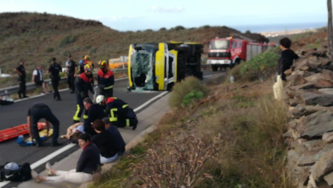 Vuelca una guagua en la carretera de Fataga Vuelca una guagua en la carretera de Fataga