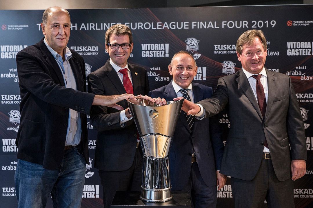 El alcalde de Vitoria Gorka Urtaran, el diputado general Ramiro González, el consejero de Deportes Bingen Zupiria y Josean Querejeta, en un acto de la Final Four de Vitoria El alcalde de Vitoria Gorka Urtaran, el diputado general Ramiro González, el consejero de Deportes Bingen Zupiria y Josean Querejeta, en un acto de la Final Four de Vitoria