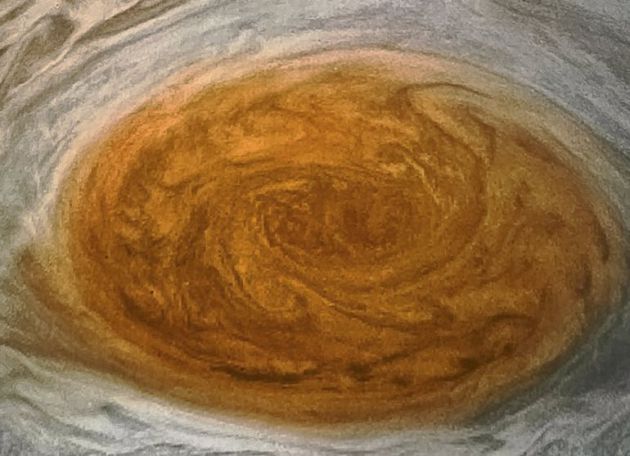 Fotografía de la Gran Mancha Roja de Júpiter creada por el científico Jason Major usando las imágenes en bruto enviadas por la cámara de la sonda JUNO de la NASA. Fotografía de la Gran Mancha Roja de Júpiter creada por el científico Jason Major usando las imágenes en bruto enviadas por la cámara de la sonda JUNO de la NASA.