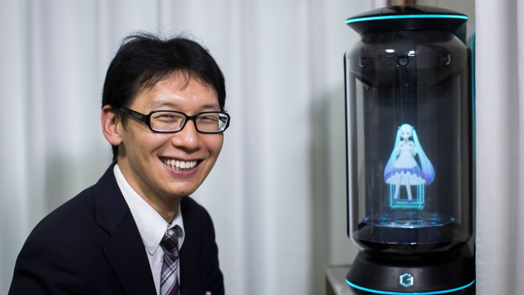 Un japonés se casa con el holograma de una estrella pop virtual de 16 años