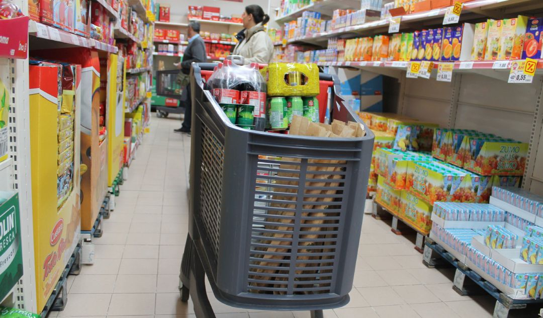 Un carro de la compra lleno de productos en un supermercadoi. Un carro de la compra lleno de productos en un supermercadoi.