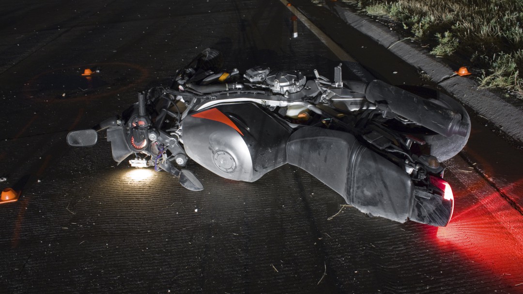 Fallece un motorista al chocar contra un guardarraíl