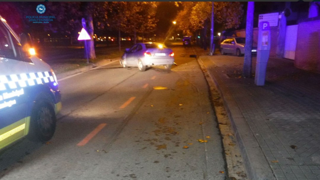Choca contra tres vehículos en la Vuelta del Castillo, se sube a la acera y huye del lugar