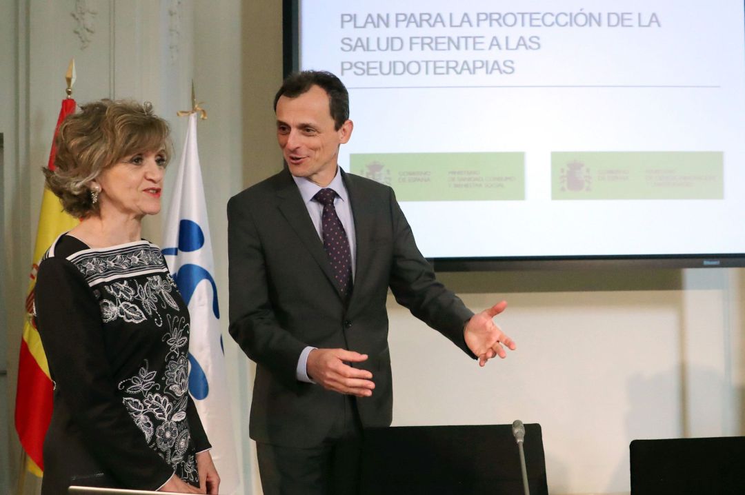 El ministro de Ciencia, Innovación y Universidades Pedro Duque y la Ministra de Sanidad, María Luisa Carcedo, durante la presentación del Plan para la Protección de la Salud frente a las pseudoterapias. El ministro de Ciencia, Innovación y Universidades Pedro Duque y la Ministra de Sanidad, María Luisa Carcedo, durante la presentación del Plan para la Protección de la Salud frente a las pseudoterapias.