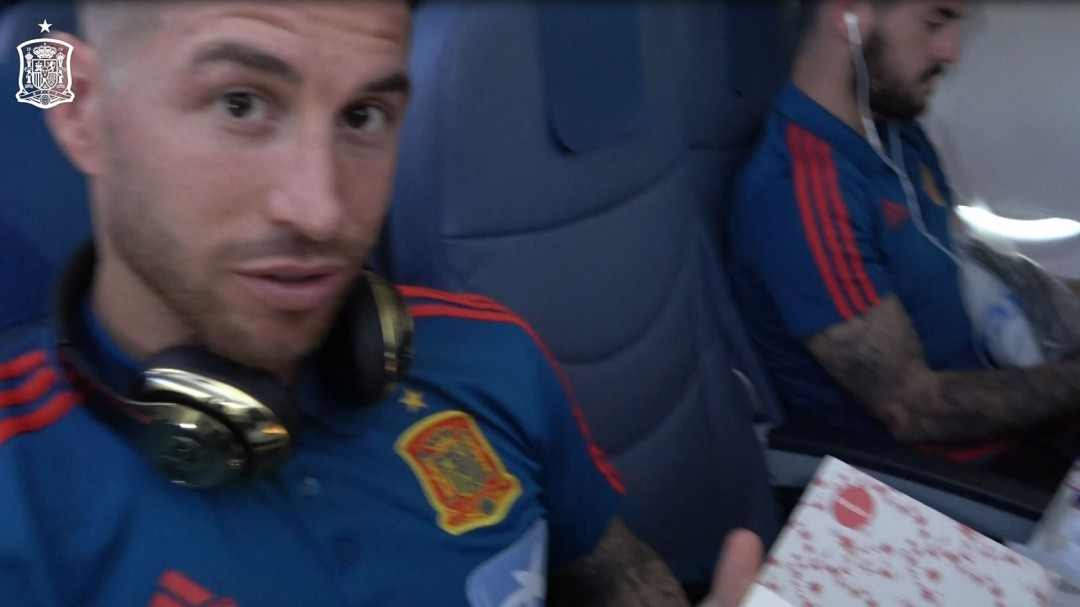 Las charlas, los libros y la música, los pasatiempos de Ramos en el avión