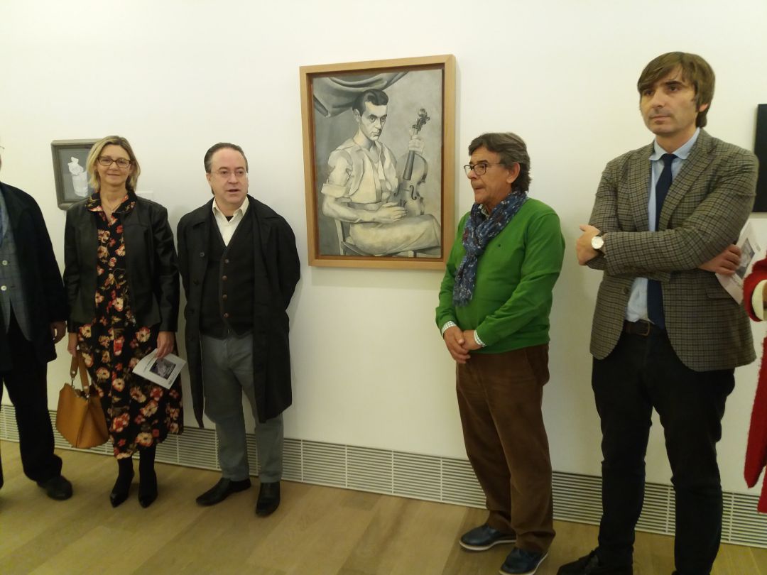 El director del Museo de Bellas Artes de Asturias, Alfonso Palacio y el concejal de cultura de Oviedo, Roberto Sánchez Ramos posan a la derecha de la obra Retrato del pintor Luis Fernández El director del Museo de Bellas Artes de Asturias, Alfonso Palacio y el concejal de cultura de Oviedo, Roberto Sánchez Ramos posan a la derecha de la obra Retrato del pintor Luis Fernández