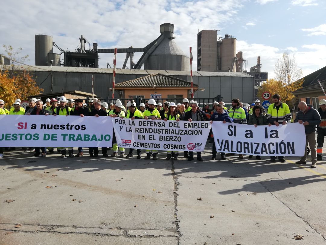 Los trabajadores de Cosmos se concentran para defender los puestos de trabajo Los trabajadores de Cosmos se concentran para defender los puestos de trabajo
