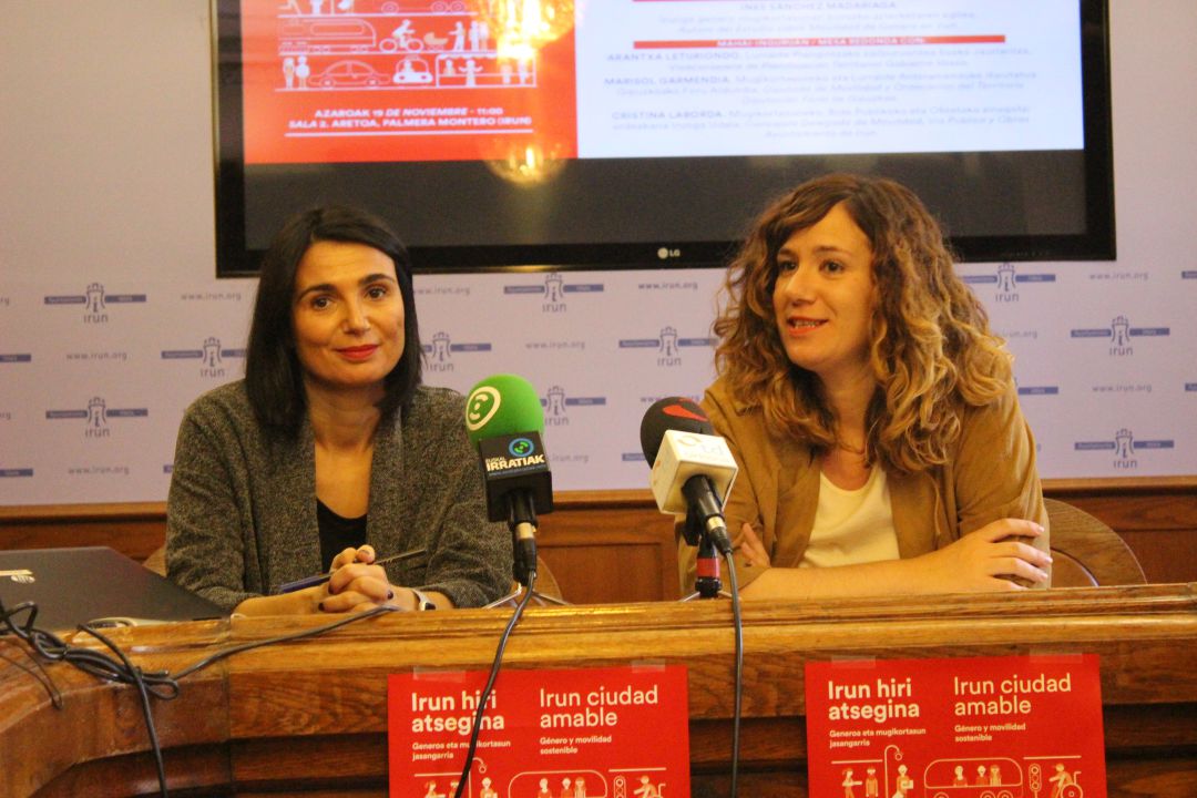La delegada de Movilidad y VÃ­a PÃºblica, Cristina Laborda y la responsable tÃ©cnica Naiara Zabala.