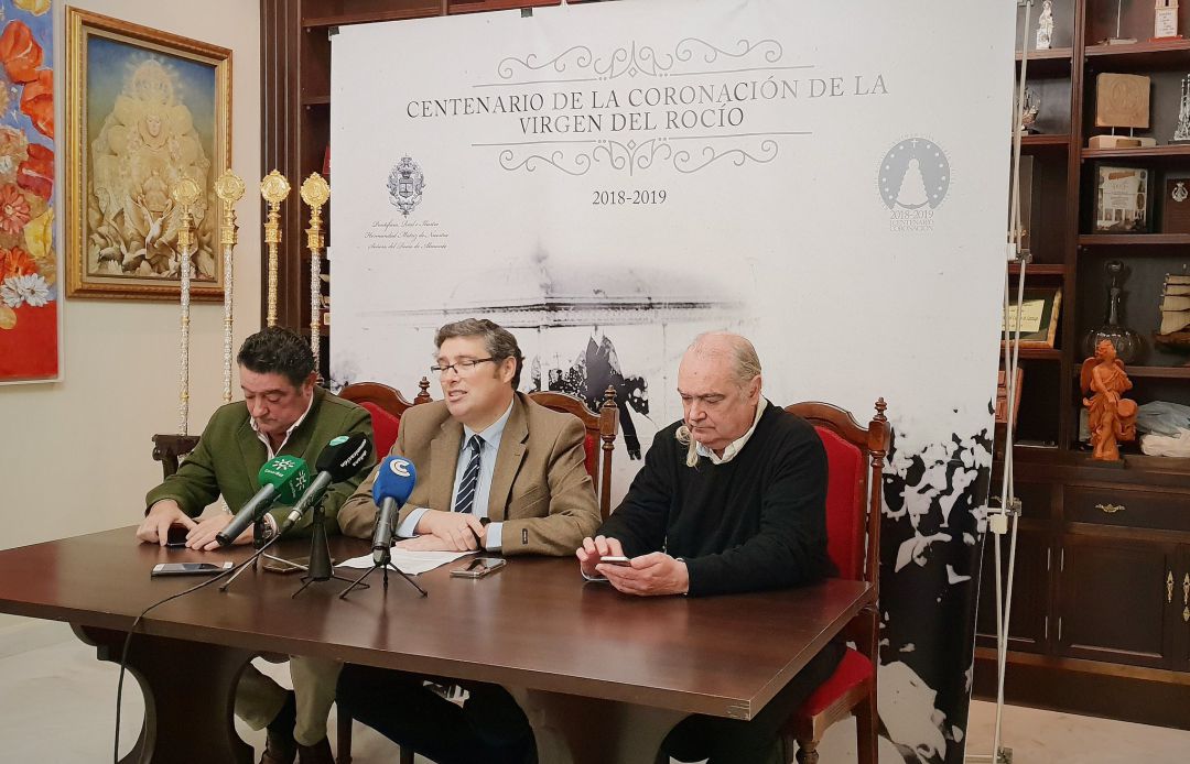 De izquierda a derecha, el compositor Rafael González-Serna, Juan Ignacio Reales, presidente de la Hermandad Matriz de Almonte; y el productor musical Jesús Bola De izquierda a derecha, el compositor Rafael González-Serna, Juan Ignacio Reales, presidente de la Hermandad Matriz de Almonte; y el productor musical Jesús Bola