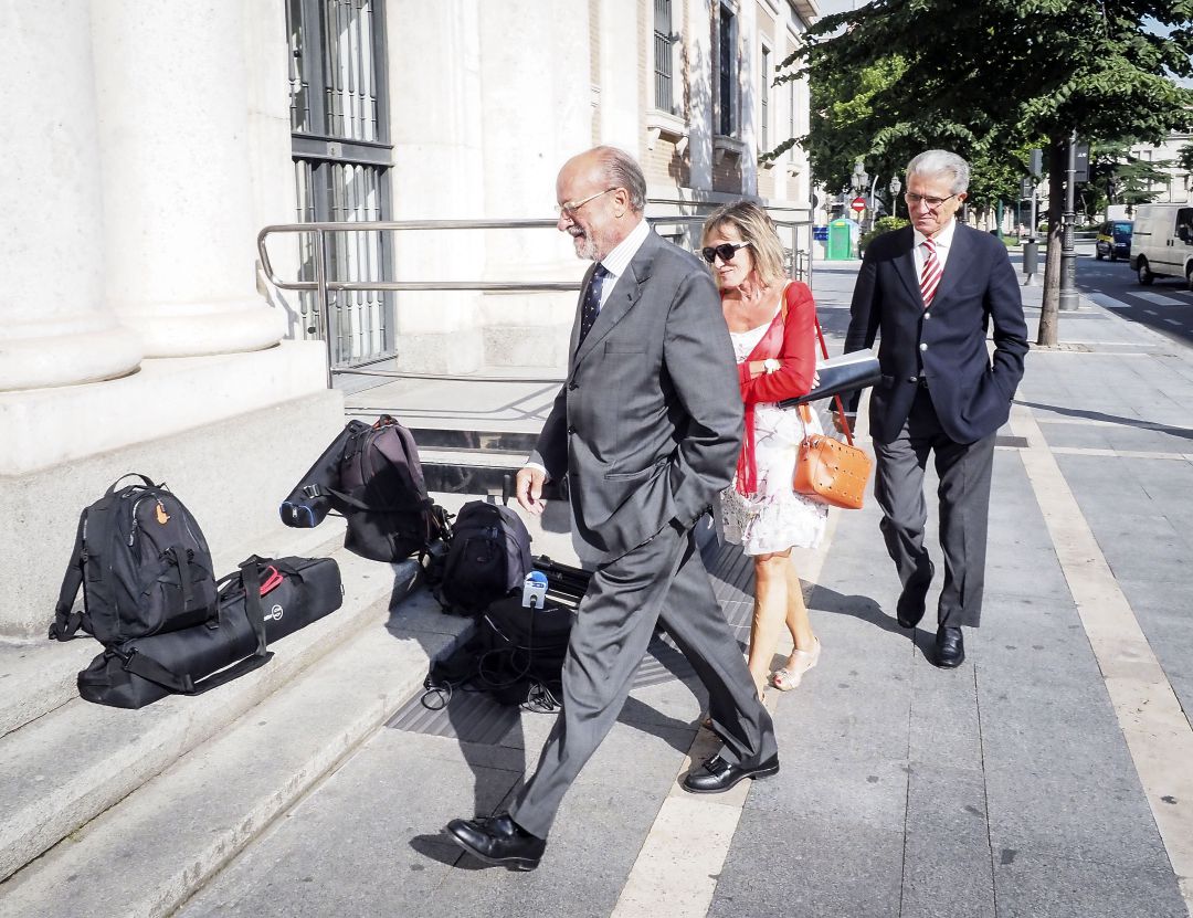 Javier León y Manuel Sánchez entran en la Audiencia Provincial de Valladolid en el juicio de la Comfort Letter, celebrado el 4 de julio Javier León y Manuel Sánchez entran en la Audiencia Provincial de Valladolid en el juicio de la Comfort Letter, celebrado el 4 de julio