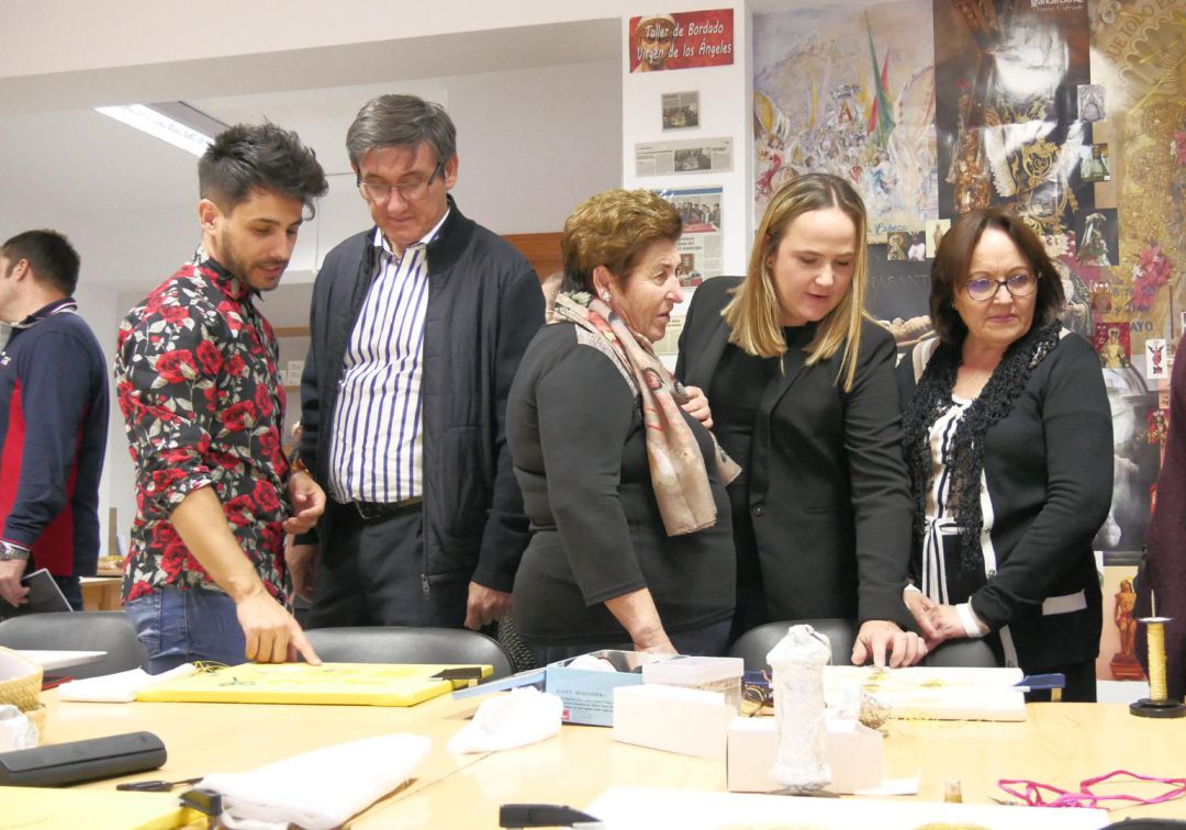 El taller de bordado municipal sopla la primera vela