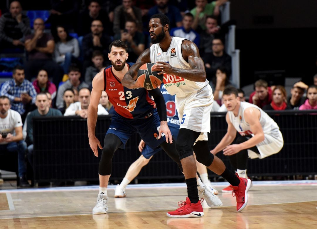 Earl Clark controla el balón ante la defensa de Tornike Shengelia. Earl Clark controla el balón ante la defensa de Tornike Shengelia.