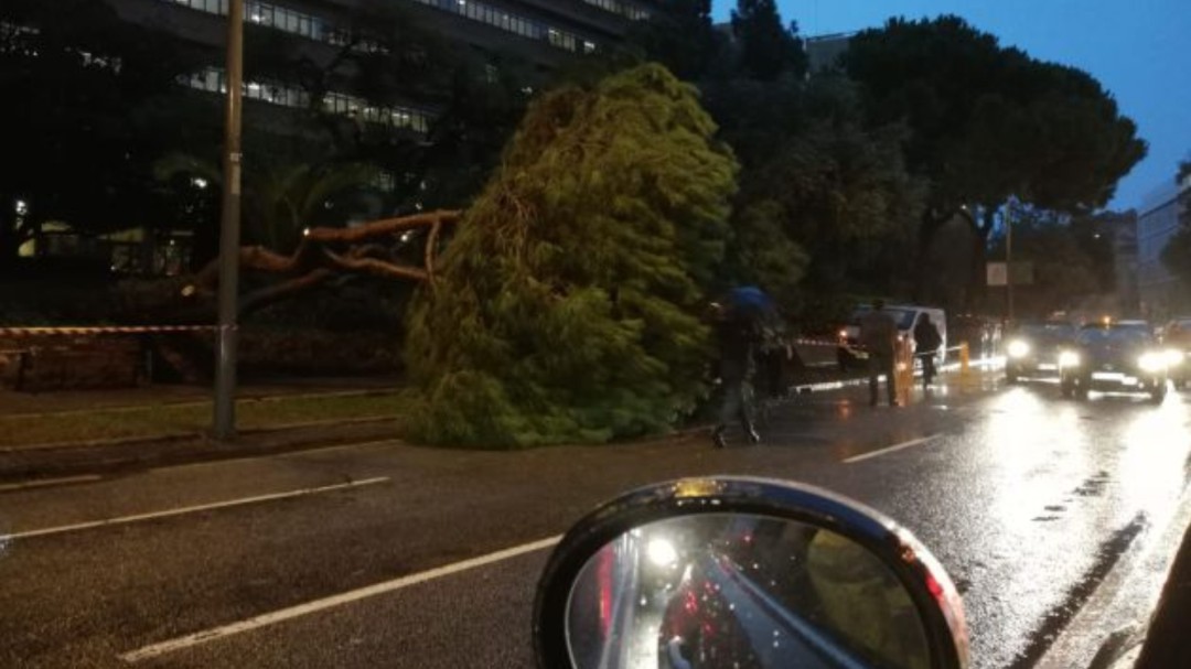 Un hombre desaparecido por las fuertes lluvias torrenciales en Barcelona