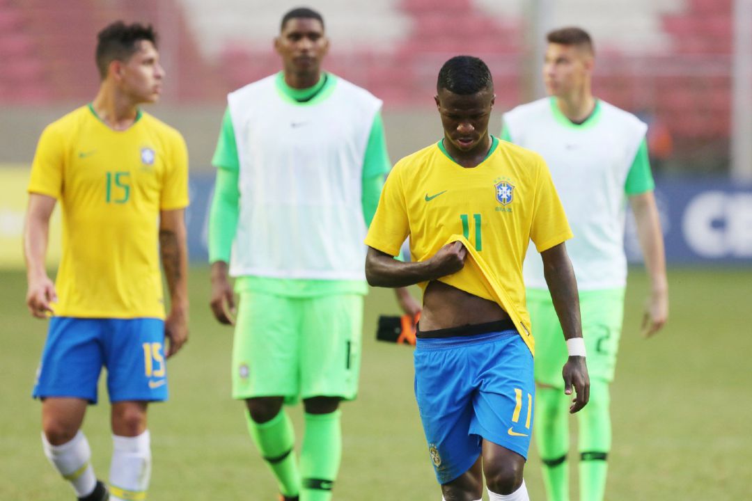 Vinicius Jr. (frente) de Brasil sale del campo hoy, al final de un partido amistoso de preparación para el Campeonato Sudamericano Sub 20, entre las selecciones nacional sub 20 de Brasil y Colombia, en el estadio Independencia de Belo Horizonte (Brasil). Vinicius Jr. (frente) de Brasil sale del campo hoy, al final de un partido amistoso de preparación para el Campeonato Sudamericano Sub 20, entre las selecciones nacional sub 20 de Brasil y Colombia, en el estadio Independencia de Belo Horizonte (Brasil).