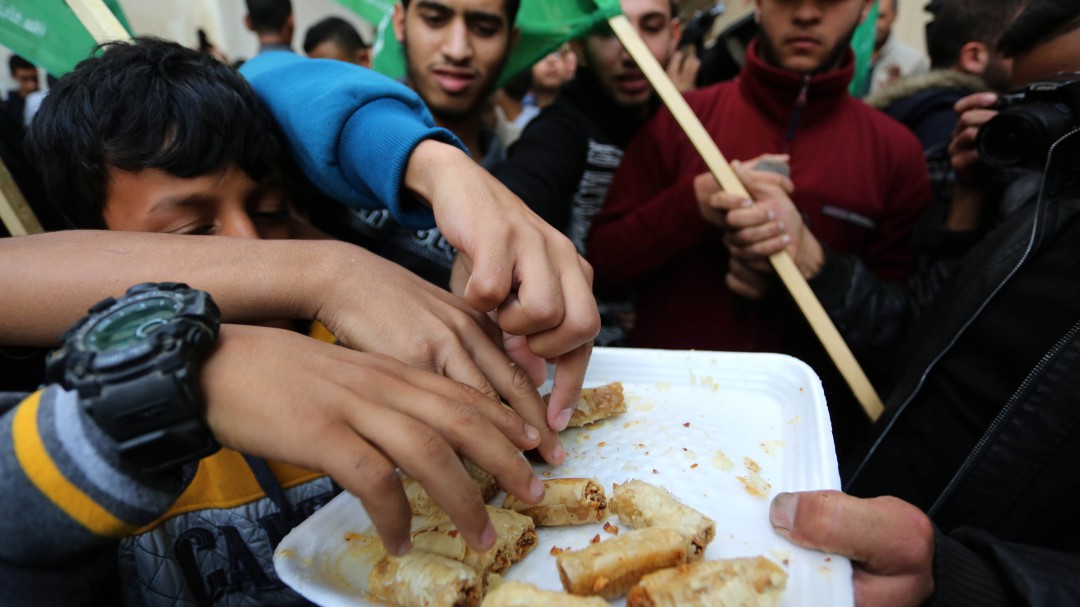 Los jóvenes palestinos hacen voluntariado para mejorar su realidad