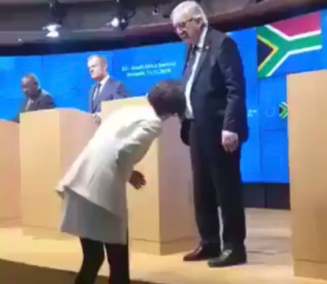 Momento en el que una azafata avisa a Juncker de que lleva un zapato de cada color Momento en el que una azafata avisa a Juncker de que lleva un zapato de cada color