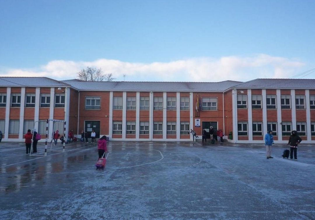 Casi un año esperando unos baños portátiles para el colegio