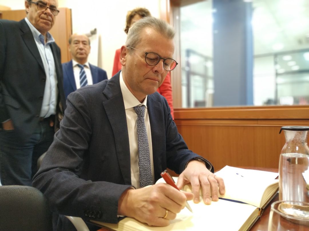 Ulrich Maly firma en el libro de honor de Radio Córdoba. Ulrich Maly firma en el libro de honor de Radio Córdoba.