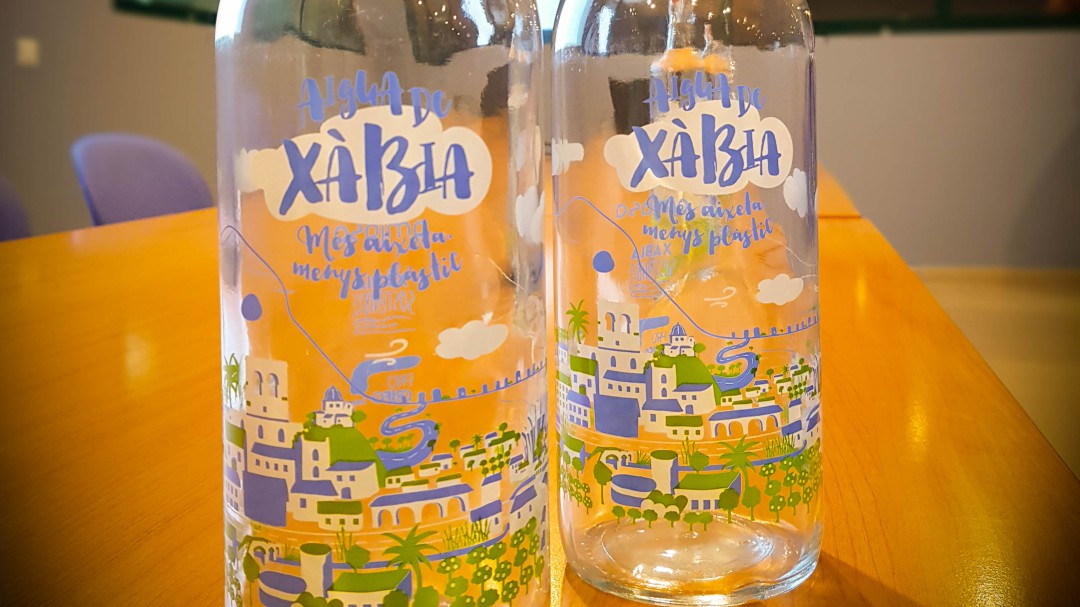 Xàbia reparte las botellas para fomentar el consumo del agua del grifo