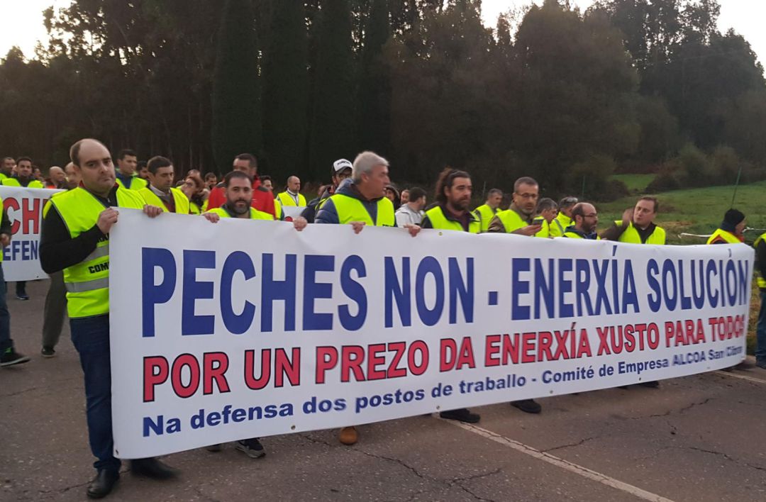 Cabeza de la manifestación con la que este viernes la plantilla de Alcoa-San Cibrao,Lugo, dijo no al cierre y pidió soluciones Cabeza de la manifestación con la que este viernes la plantilla de Alcoa-San Cibrao,Lugo, dijo no al cierre y pidió soluciones