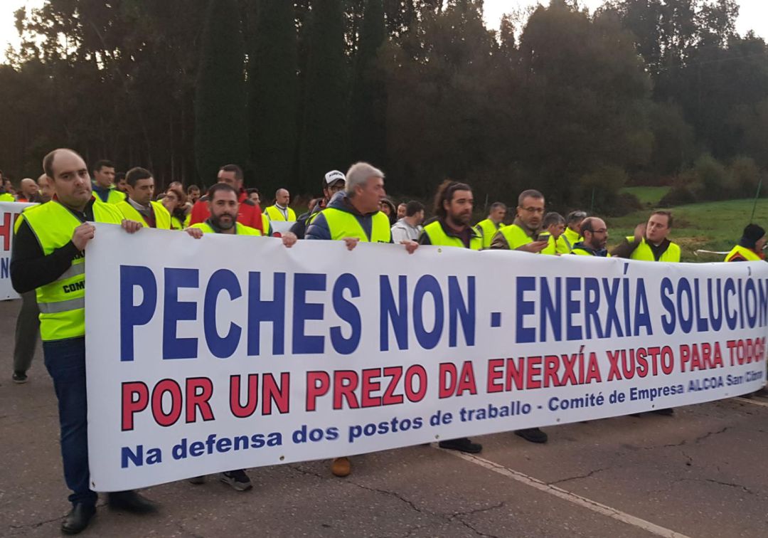 Manifestación en San Ciprián pidiendo la retirada del ERE para Avilés y A Coruña