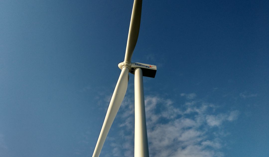 Uno de los 15 aerogeneradores instalados en Plasencia, en el Parque del Merengue Uno de los 15 aerogeneradores instalados en Plasencia, en el Parque del Merengue