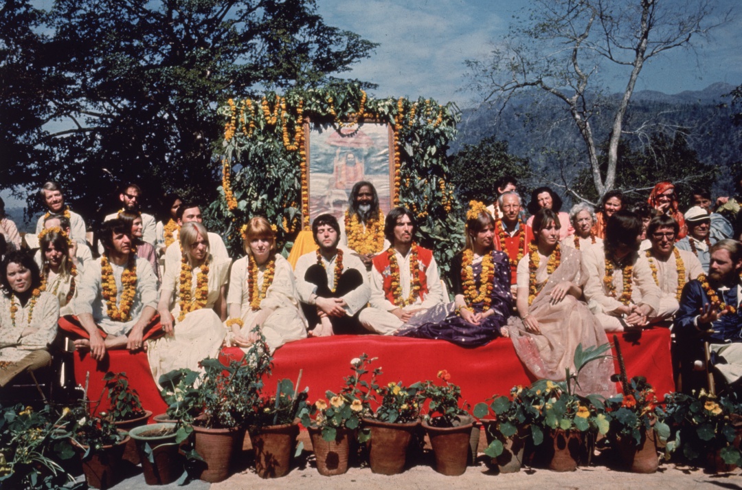 Los músicos de los Beatles, junto a sus parejas, durante su estancia en India en 1968 Los músicos de los Beatles, junto a sus parejas, durante su estancia en India en 1968