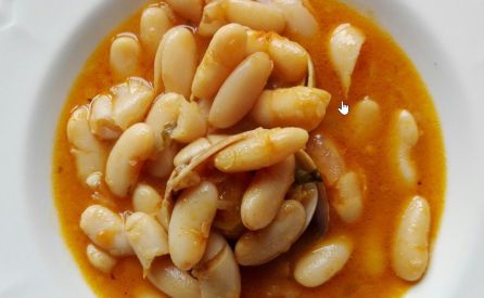 La famosa fabada con almejas de Casa Julián en Asturias La famosa fabada con almejas de Casa Julián en Asturias