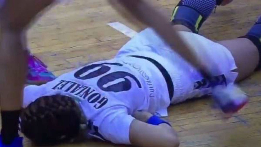 El tremendo empujón que sufrió Mireya González en un partido de balonmano