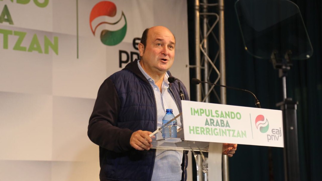 Ortuzar exige a EH Bildu que elija entre los pensionistas o el PP
