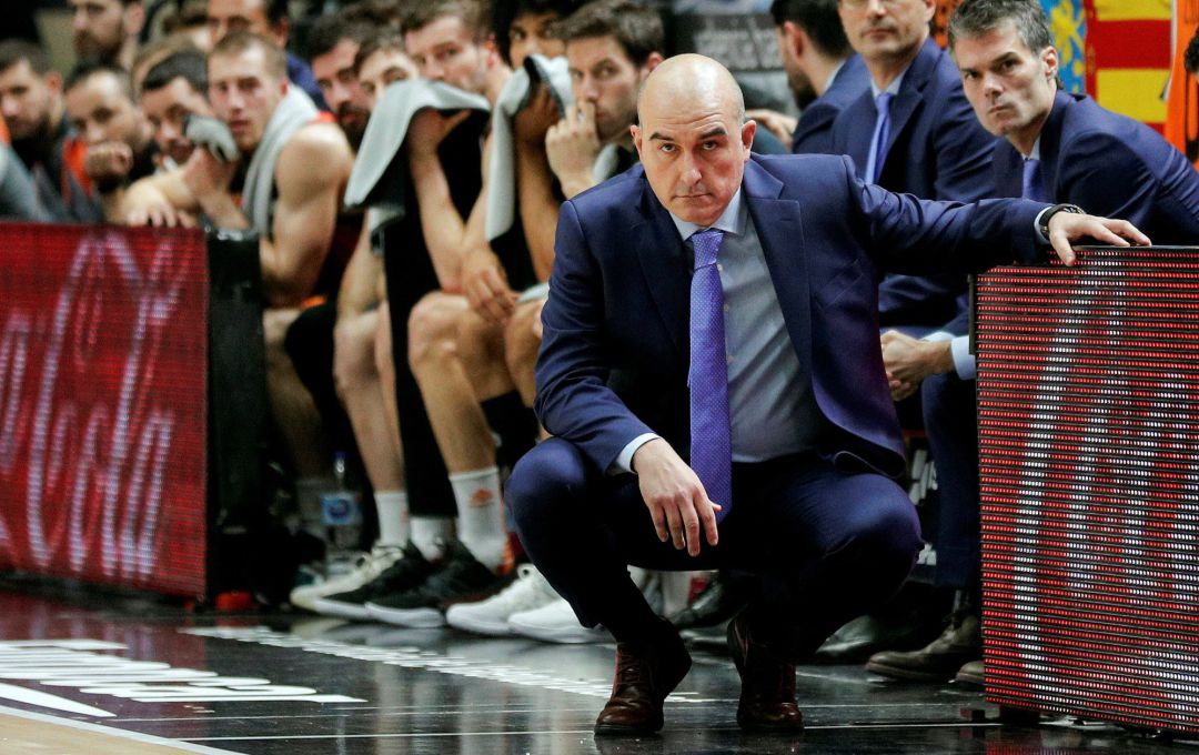 El entrenador del Valencia Basket, Jaume Ponsarnau, durante el partido de Liga que están disputando esta tarde contra el Baxi Manresa en el pabellón Fuente San Luis. El entrenador del Valencia Basket, Jaume Ponsarnau, durante el partido de Liga que están disputando esta tarde contra el Baxi Manresa en el pabellón Fuente San Luis.