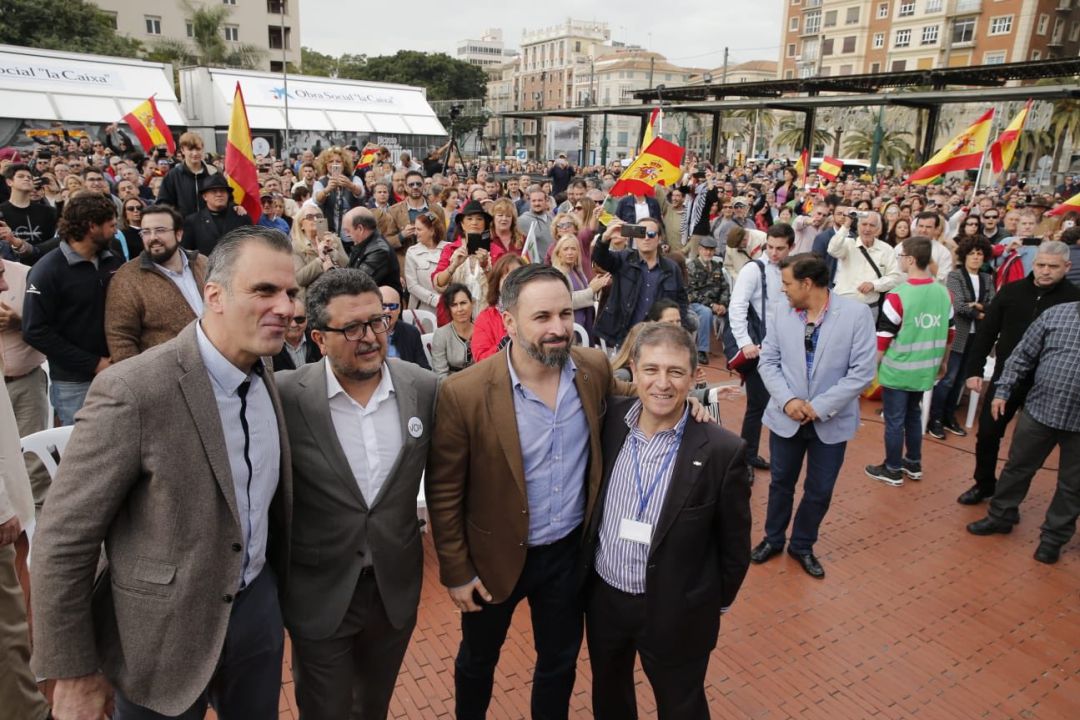 El líder nacional de Vox, Santiago Abascal, junto a los integrantes de la candidatura a la presidencia de la Junta de Andalucía este sábado en Málaga El líder nacional de Vox, Santiago Abascal, junto a los integrantes de la candidatura a la presidencia de la Junta de Andalucía este sábado en Málaga