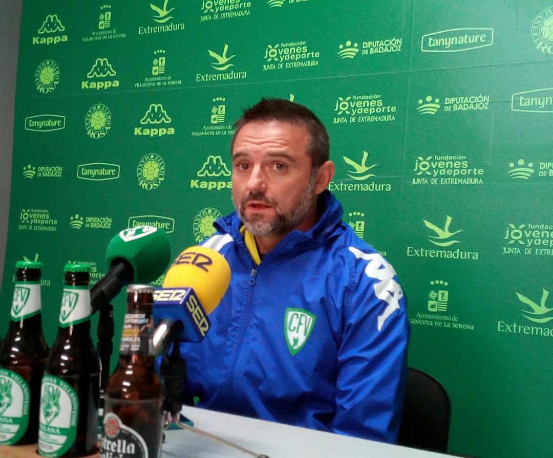 Julio Cobos, entrenador del CF Villanovense en sala de prensa Julio Cobos, entrenador del CF Villanovense en sala de prensa