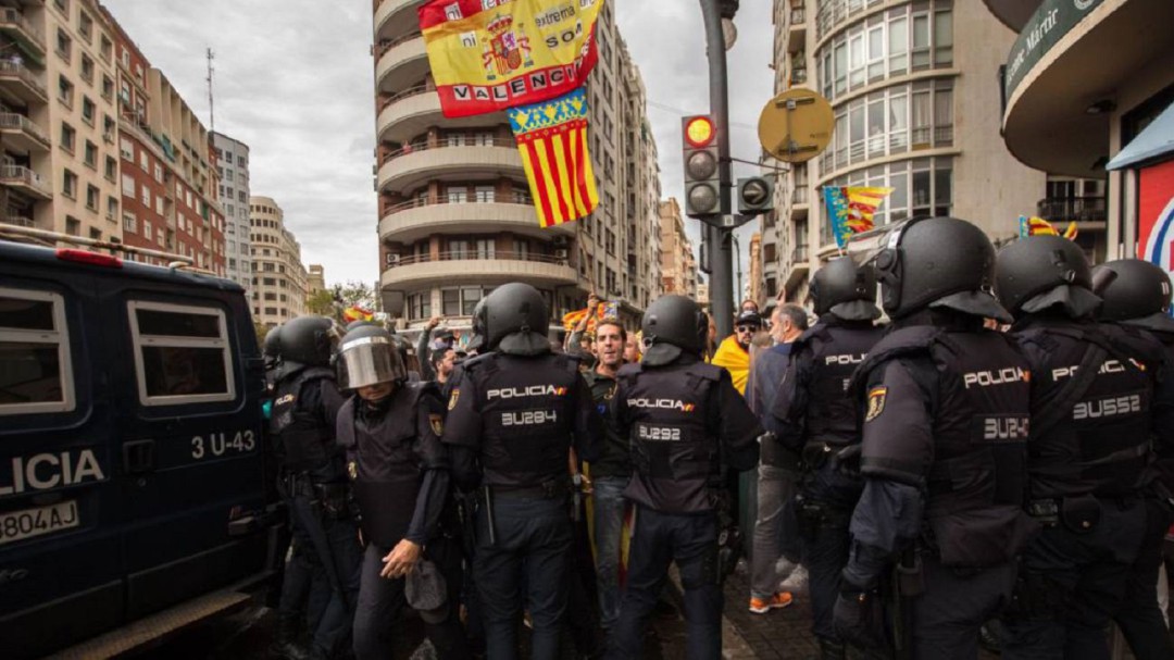 Arrestan a dos jóvenes por delitos de coacciones e incitación al odio el 9 d'octubre