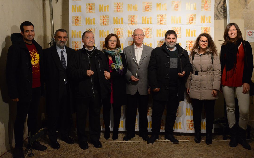 Pau Fabregat, presidente de Maestat Viu; Natxo Badenes,presidente d’Escola Valenciana; Ferran Zurriaga, premiado; Alexandra Usó, Escola Valenciana; Manuel Vicent Albiol, premiado; Enric Sorribes, presidente Federación Muixerangues; Marta Vidal, premiada; y Aloma Ponts, Muixerangues
Pau Fabregat, presidente de Maestat Viu; Natxo Badenes,presidente d’Escola Valenciana; Ferran Zurriaga, premiado; Alexandra Usó, Escola Valenciana; Manuel Vicent Albiol, premiado; Enric Sorribes, presidente Federación Muixerangues; Marta Vidal, premiada; y Aloma Ponts, Muixerangues