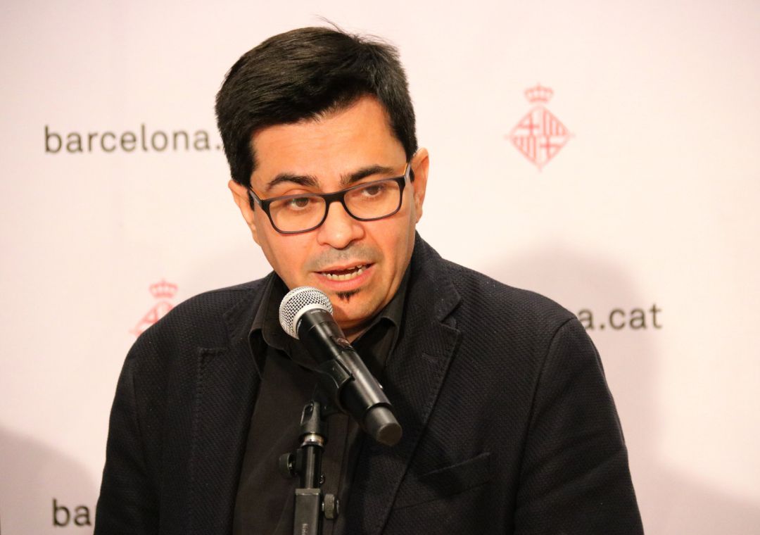 El primer tinent d'alcaldia de l'Ajuntament de Barcelona, Gerardo Pisarello, durant la roda de premsa. El primer tinent d'alcaldia de l'Ajuntament de Barcelona, Gerardo Pisarello, durant la roda de premsa.