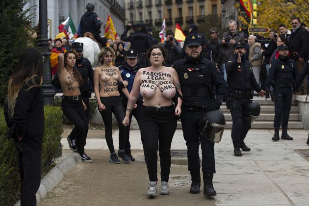 La policía detiene la protesta de Femen La policía detiene la protesta de Femen